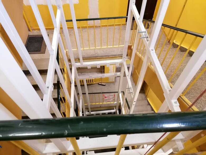 W starym, wybudowanym w latach 50. bloku, jest montowana winda. Teraz życie lokatorów stanie się dużo łatwiejsze