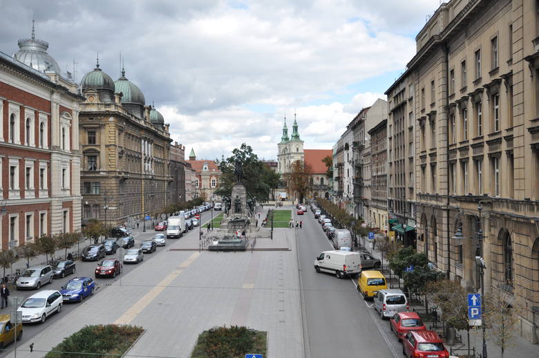 Plac Matejki wydaje się chyba najlepiej zdefiniowanym urbanistycznie placem, zaraz po Rynku Głównym i Małym Rynku