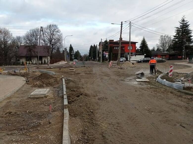 Trwają prace nad budową nowego ronda przy ulicy Moniuszki w Starachowicach. Będzie bezpieczniej! Kiedy koniec? Zobacz zdjęcia