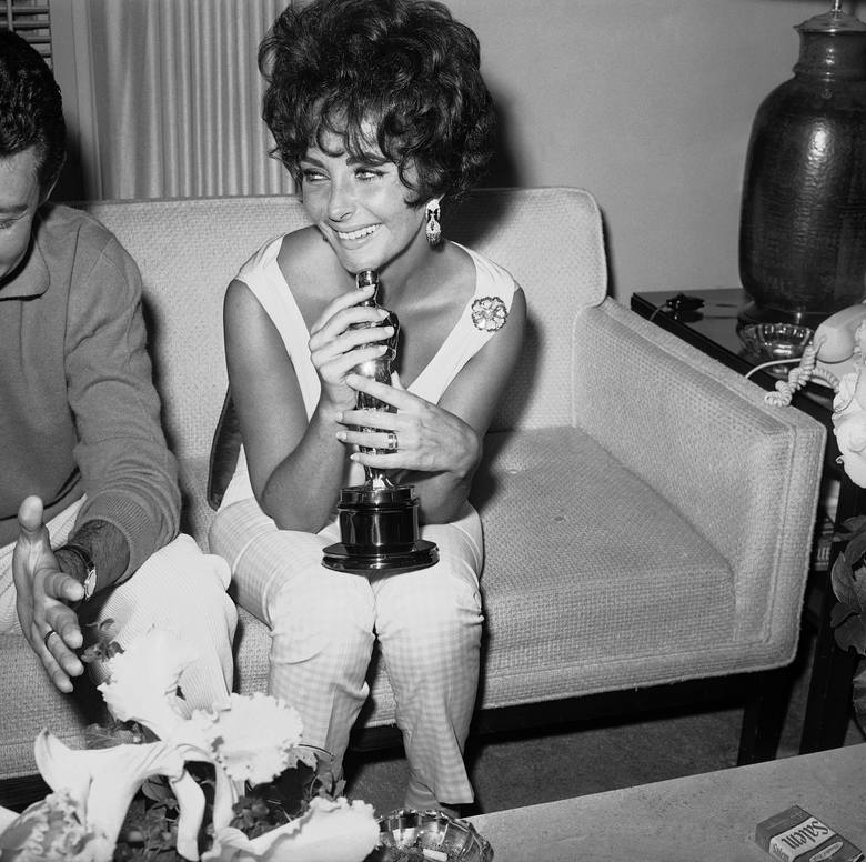 <strong>Elizabeth Taylor</strong> z Oscarem dla najlepszej aktorki za rolę w filmie "Butterfield 8". Wielka gwiazda kina otrzymała wcześniej już trzy nominacje do Oscara, ale statuetkę zdobyła dopiero w 1960 r.<br /> <br /> Szczyt jej popularności przypadł w tym samym okresie, kiedy Hollywood podbijała...
