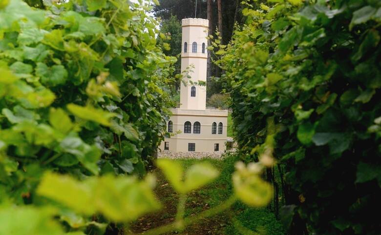 Atrakcją Winnicy „Julia” jest jedyny Park Miniatur Obiektów Winiarskich - na fotografii Wieża Braniborska.