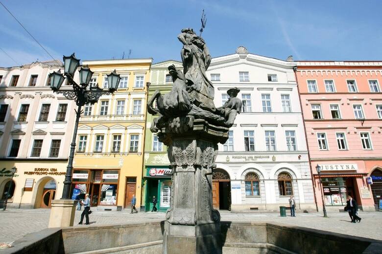 Kamieniczki, ratusz i fontanny tworzą nieprawdopodobny klimat Starego Miasta w Świdnicy, który przez znawców porównywany jest do Starego Miasta w Krakowie