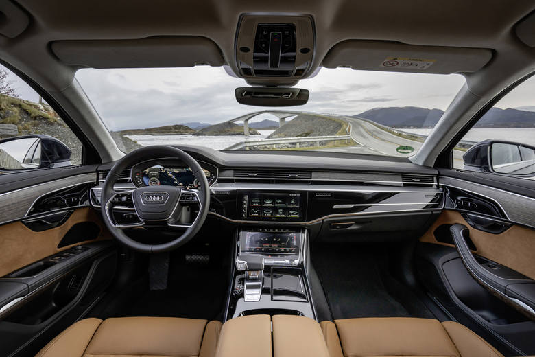 Audi A8 Wprowadzone udoskonalenia przyniosły tylko minimalne zmiany wymiarów flagowego modelu Audi w segmencie luksusowych limuzyn. Rozstaw osi A8 wynosi