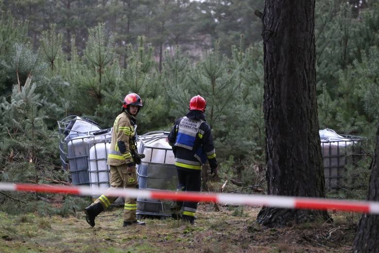 W niedzielę po godzinie 14 strażacy z Nowego Tomyśla i niemal jednocześnie z Wolsztyna dostali informacje o nielegalnych składowiskach odpadów z chemiczną