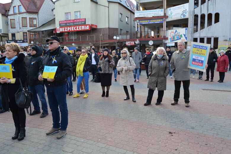 Wojna na Ukrainie. Ostrołęczanie solidaryzują się z sąsiadami zza wschodniej granicy. 27.02.2022 odbył się wiec poparcia. Jak można pomóc?