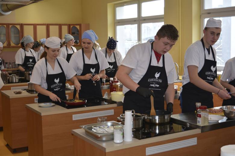 Uczniowie ZSP nr 3 w Łowiczu gotowali pod okiem Marcina Budynka [Zdjęcia]