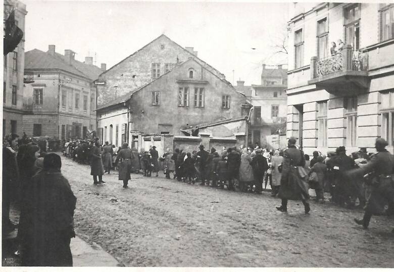 W lutym 1941 roku Niemcy rozpoczęli wysiedlanie ludności żydowskiej z Oświęcimia do gett w Chrzanowie, Będzinie i Sosnowcu. Według spisu ludności, który