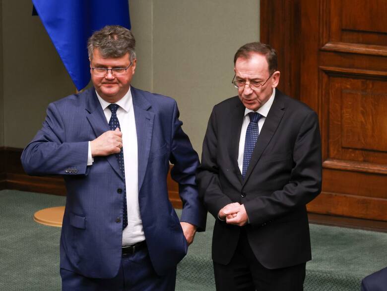 Marszałek Sejmu Szymon Hołownia podpisał postanowienie o wygaszeniu mandatów posłów PiS Mariusza Kamińskiego oraz Macieja Wąsika.