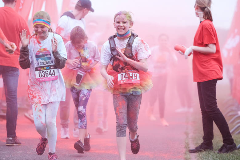 The Color Run to bieg, w którym nie liczą się wyniki, a uczestnictwo i dobra zabawa. W Poznaniu odbywa się on wokół Jeziora Maltańskiego