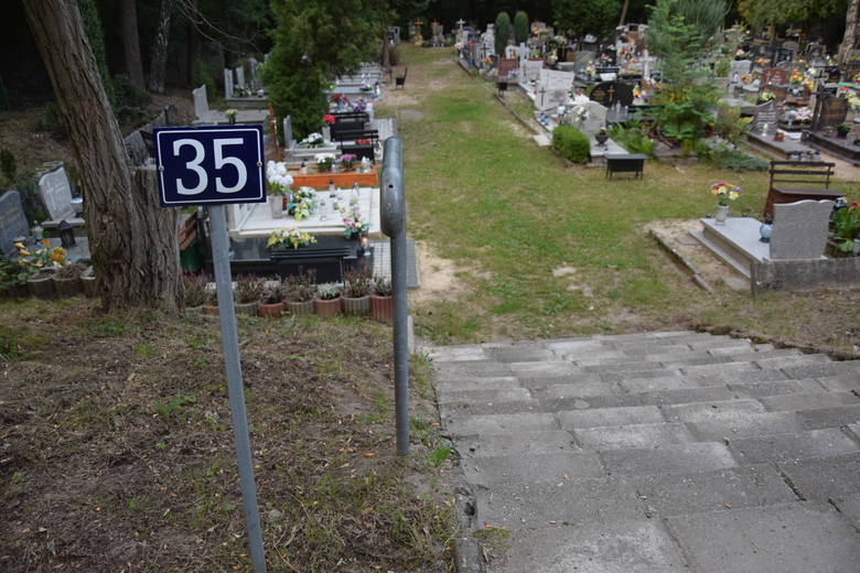 Stary cmentarz przy ul. Wrocławskiej w Zielonej Górze. Mieszkaniec prosi o interwencję w sprawie utwardzenia ścieżki w kwaterze numer 35. 
