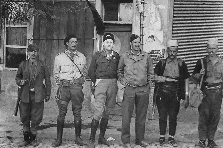 Od drugiego od lewej: mjr Alan Hare, mjr Peter Kemp i mjr Richard Riddell w Albanii (listopad 1943)