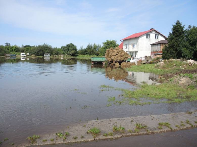 Wielki potop w gminie Darłowo. Zalane domy, pomoc wojska