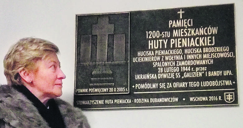 małgorzata Gosnioska-Kola przy pamiątkowej tablicy
