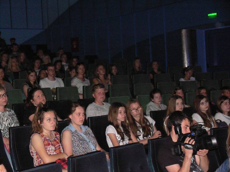 Podczas koncertu sala widowiskowa Tarnobrzeskiego Domu Kultury była wypełniona uczniami i gośćmi.