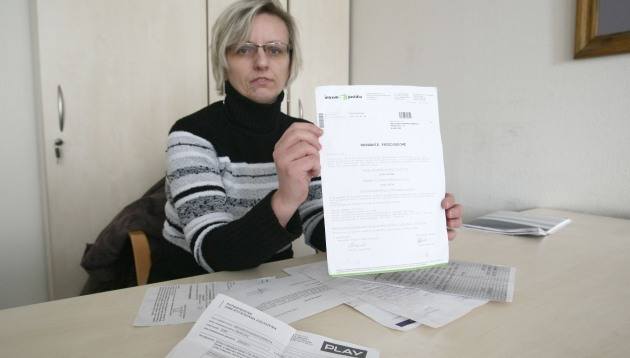 Małgorzata Zdaniecka pokazuje wezwanie do zapłaty od firmy windykacyjnej za telefon, na korzystanie z którego nigdy nie podpisywała umowy.