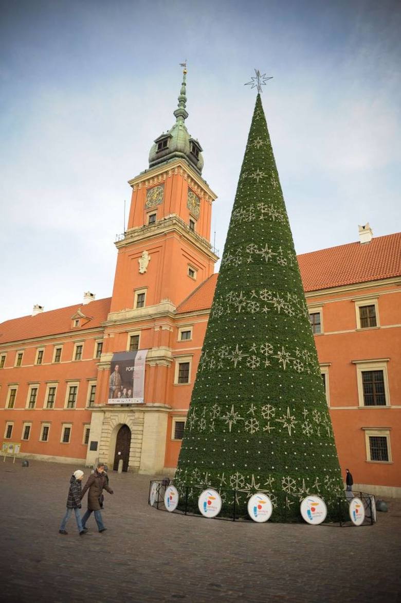 Choinka na Placu Zamkowym w Warszawie<br /> Ma ponad 20 metrów i jest od kilku lat głównym punktem świątecznej iluminacji stolicy.<br /> 