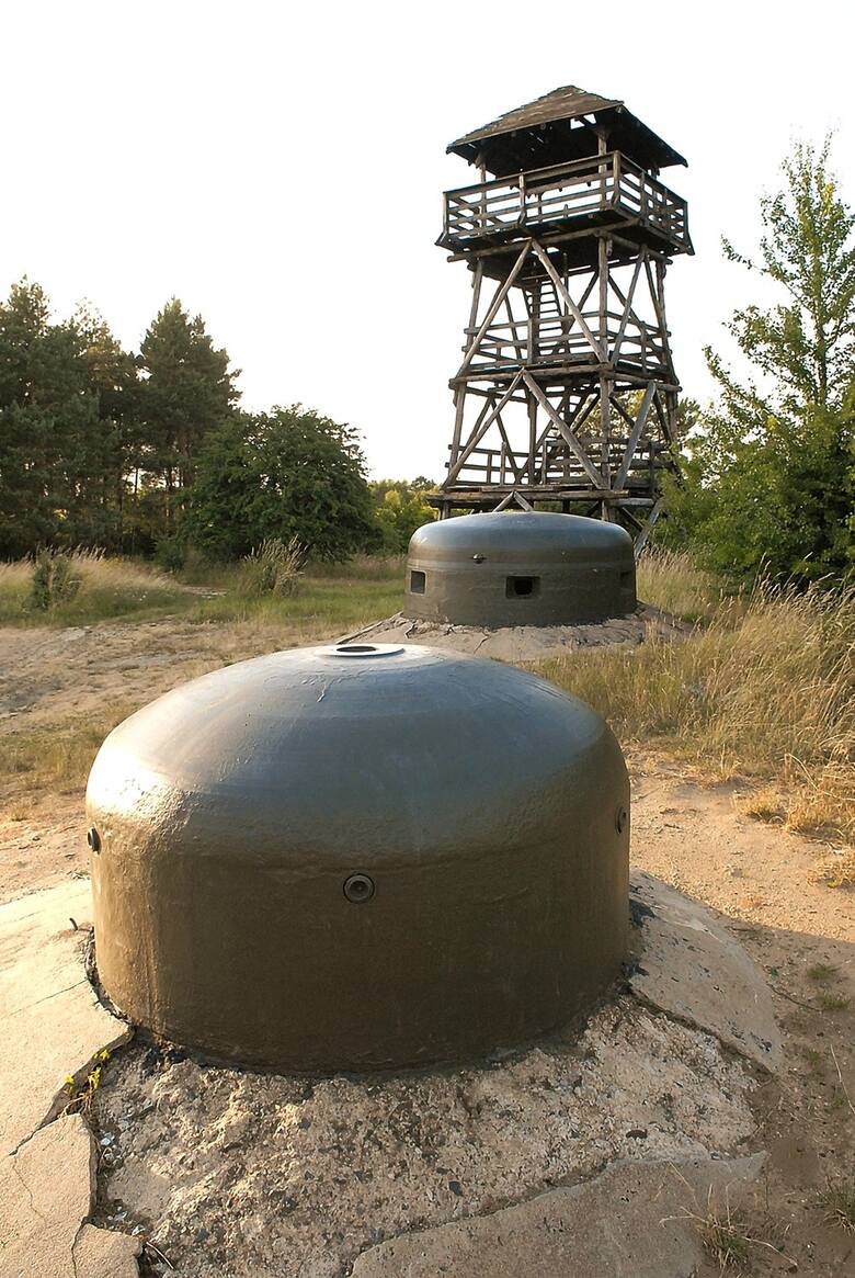PANZERWERK 724 - Wraz z nim w latach 1938-1939 wybudowano w okolicy kilka identycznych obiektów. W sumie ten typ panzerwerku stanowił ok. 60 proc. bunkrów