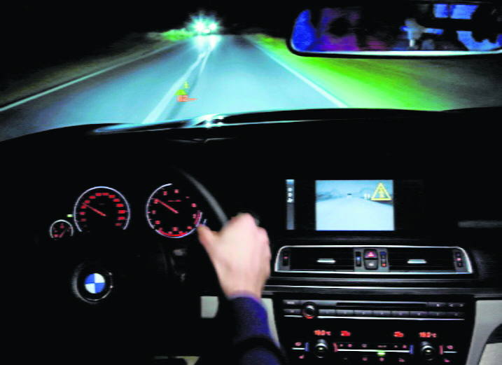BMW NightVision to innowacyjny system wspomaganiakierowcy pozwalający znacząco zmniejszyć ryzykowypadku w czasie jazdy po zmroku.Już z odległości 300metrów