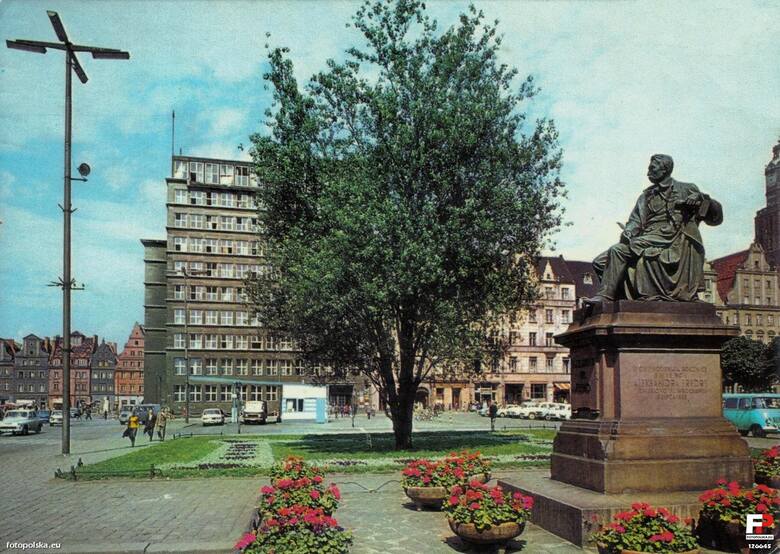 Zdjęcie z października 1996 roku i ostatnich tygodni Drzewa przyjaźni polsko-czechosłowackiej na Rynku. Topola miała być pierwotnie lipą, ale miejskie