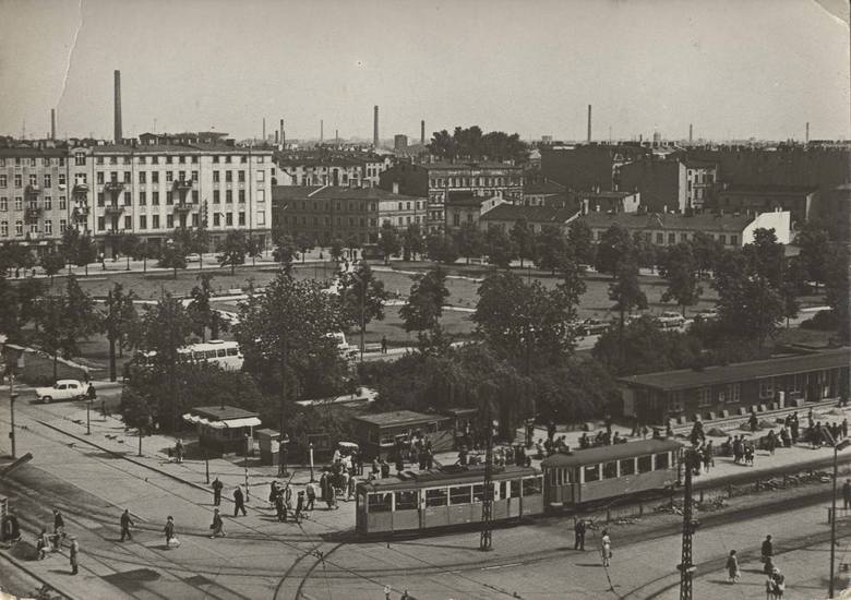 Widok na Plac Reymonta i krańcówkę tramwajową