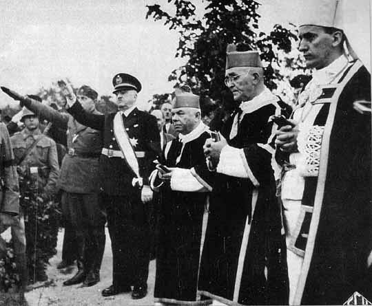 Arcybiskup Zagrzebia Alojzije Stepinac (pierwszy od prawej) w czasie mszy w towarzystwie przedstawicieli reżimu NDH