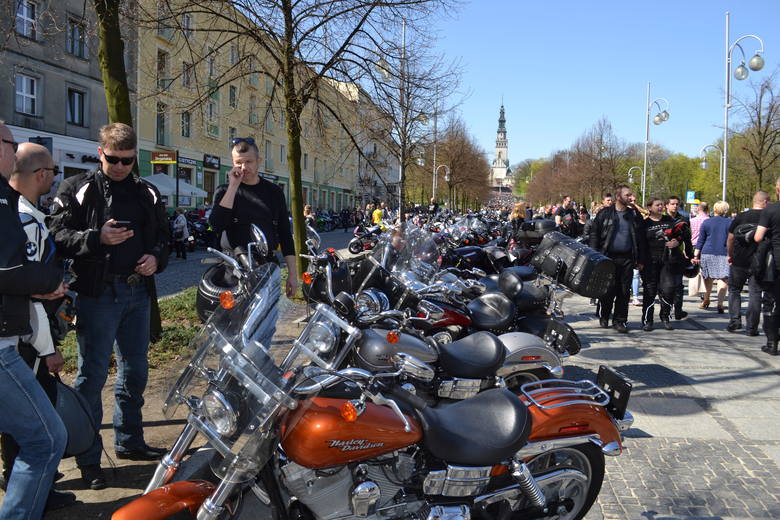 Kilkanaście tysięcy motocyklistów przybyło w niedzielę na Jasną Górę. Błonia pękały w szwach.