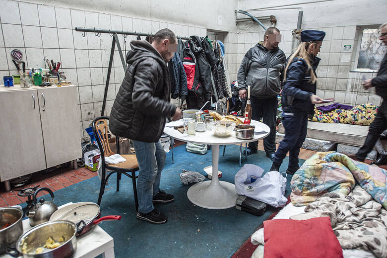 Bezdomni w Koszalinie: Zamiast regulaminu wybierają  zimno. Zamiast lekarza, styropian