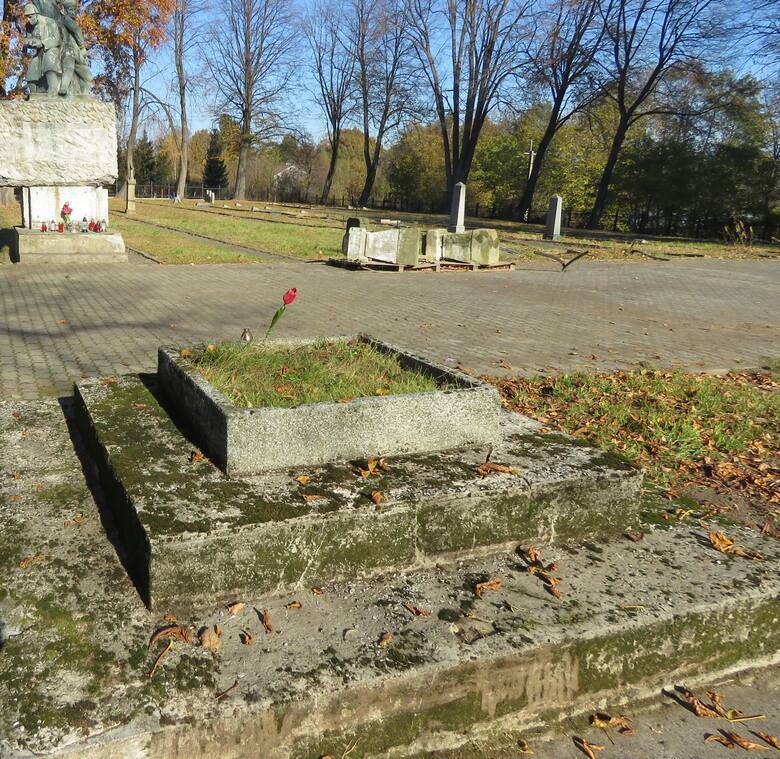 Wadowicki Cmentarz Narodów. Tego pomnika Armii Czerwonej już nie ma. W kwietniu 2022 roku trafił na złom. Zdjęcia kilka zrobiliśmy jesienią 2021 rok