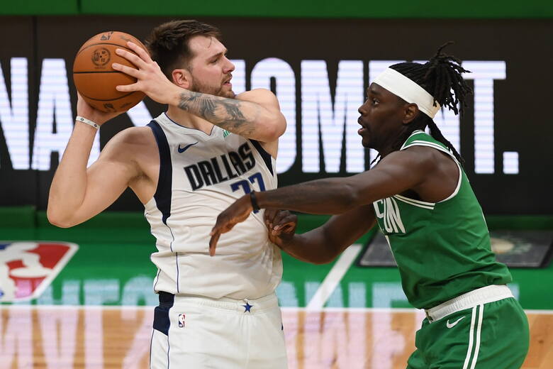 Obrońca Dallas Mavericks Luka Doncicć w akcji przeciw obrońcy Boston Celtics Jrue'owi Holiday'owi