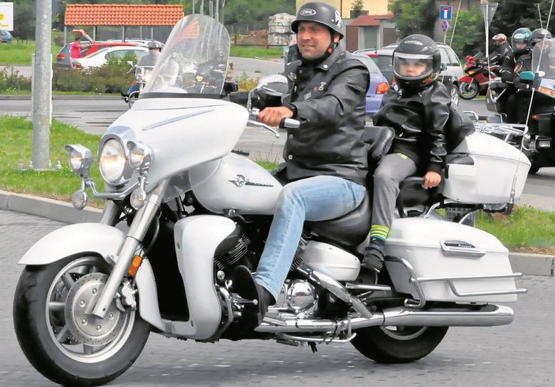 Pasję Jakuba Korżyńskiego do motocykli podziela jego żona Karolina. A i starszy syn Maksymilian już jeździ z tatą.