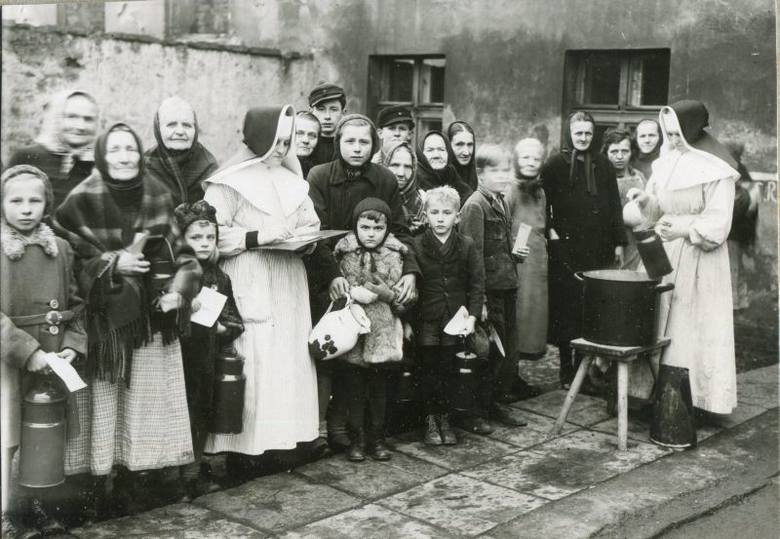 Po wojnie przy ulicy Styczyńskiego siostry prowadziły przytułek. Biedni i głodni mieszkańcy szukali pomocy u nich. Na zdjęciu wydawanie posiłku w 1947 r.