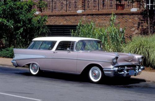 Fot. Chevrolet: Chevrolet to marka popularna, stworzona  dla szerokich rzesz nabywców. Na zdjęciu model Nomad z 1957 r. jako pakowne kombi.