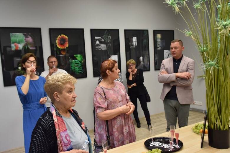 Otwarcie wystawy fotografii Dariusza Wojciechowskiego - siedziba stowarzyszenia Warto jest pomagać - Zielona Góra - 1 sierpnia 2022