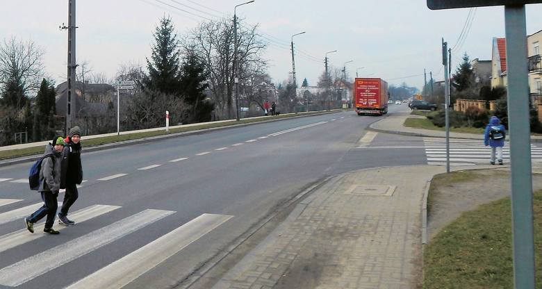Na przejściu dla pieszych na skrzyżowaniu ulicy Obrońców Pokoju i Sienkiewicza jest niebezpiecznie, zwłaszcza dla dzieci.