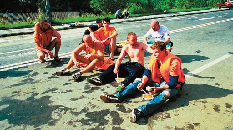 Opole 1997. Ratownicy odpoczywają na ulicy Niemodlińskiej.
