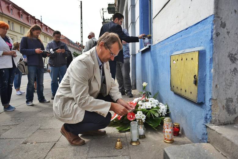 Jacek Ziętara, brat dziennikarza, pod kamienicą przy ul. Kolejowej w Poznaniu. W jej pobliżu miało dojść do porwania. 