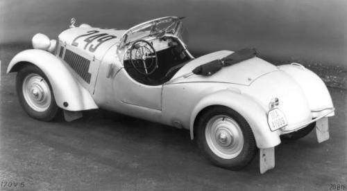 Fot. Mercedes-Benz: Dla prawdziwych miłośników sportu firma proponowała wersję „sport” (1938- 1939). Produkowana ja krótko, gdyż czasy wymagały innego