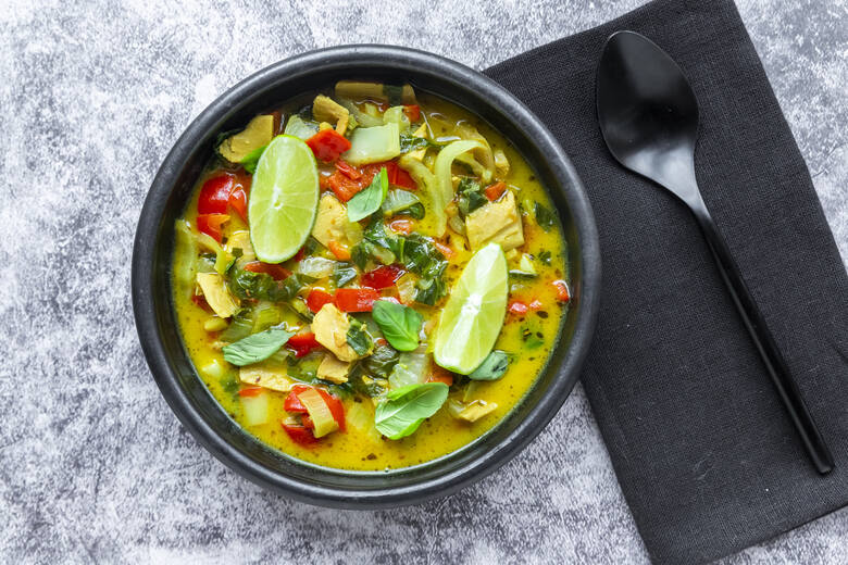 Tajska zupa curry z warzywami i zamiennikiem mięsa