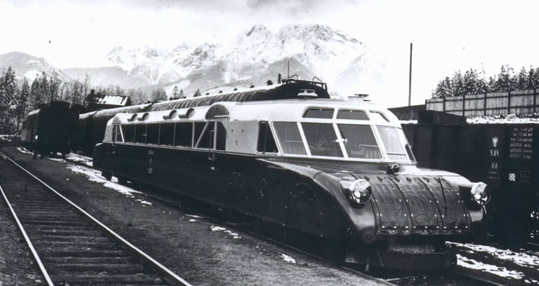 Przed II wojną światową ten spalinowy wagon o aerodynamicznym kształcie był prawdziwym gigantem polskich kolei. Luxtorpeda osiągała prędkość 115 km. na godz. Właśnie pojawiła się cyfrowa rekonstrukcja pokazująca, jak mógł wyglądać przejazd legendarnego szynobusu. <br /> <strong>CZYTAJ DALEJ >>></strong>