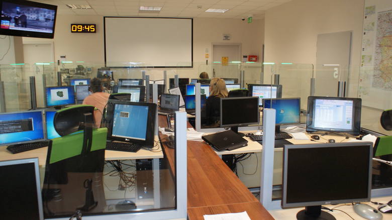 Wojewódzkie Centrum Powiadamiania Ratunkowego mieści się w dużej sali na czwartym piętrze Lubuskiego Urzędu Wojewódzkiego. Pracuje tu 30 operatorów.
