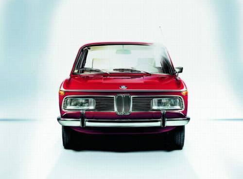 Nowoczesne modele BMW, takie jak 1500 czy późniejszy 2000 z 1966 r. (na zdjęciu), miały już nowoczesny design. Z „nerki” jednak nie zrezygnowano, czyniąc