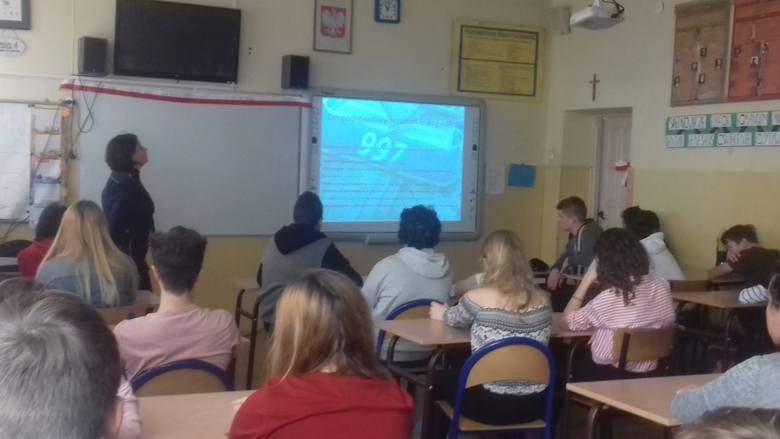 Uczniowie ze Szkoły Podstawowej nr 2 w Skierniewicach poznali aspekty pracy w Policji