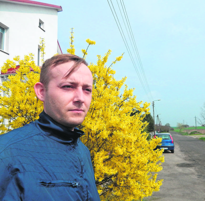 - Uwierzę w obietnice remontu dopiero, gdy zobaczę na tej drodze asfalt - mówi Jarek, jeden z mieszkańców ul. Słonecznej.