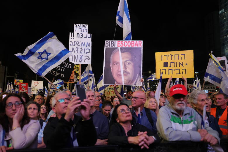 Uczestnicy manifestacji protestują przeciwko rządowi premiera Benjamina Netanjahu.