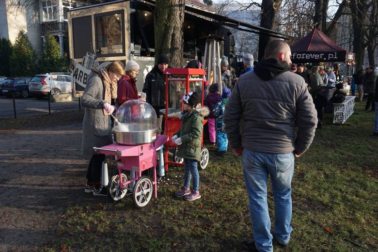 W parku Wieniawskiego w Poznaniu odbył się piknik charytatywny w zimowej scenerii. Zebrane pieniądze zostaną przeznaczone na leczenie 6-letniego Tymona ze Złotnik.<br /> 