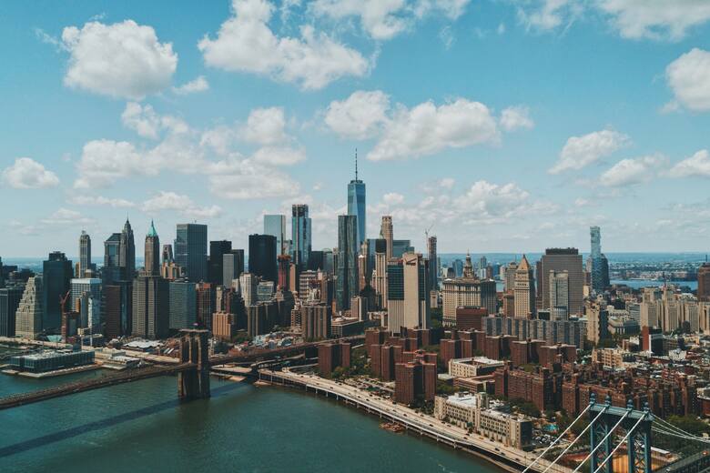 Widok na panoramę Nowego Jorku i most Brooklynski