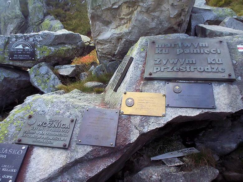 Cmentarz Ofiar Gór w Karkonoszach położony jest na wysokości ok. 1300 m n.p.m. w Kotle Łomniczki.
