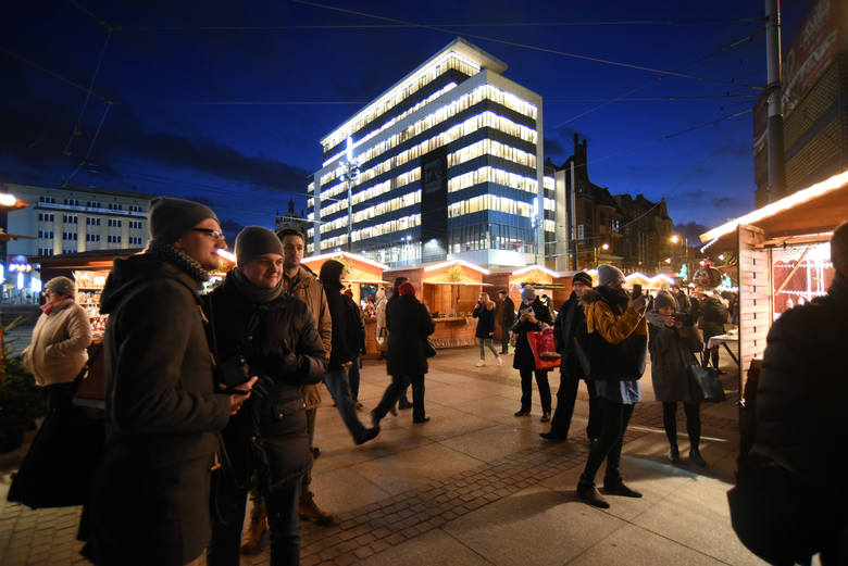 Choinka i Jarmark na rynku w Katowicach z okazji świąt Bożego Narodzenia