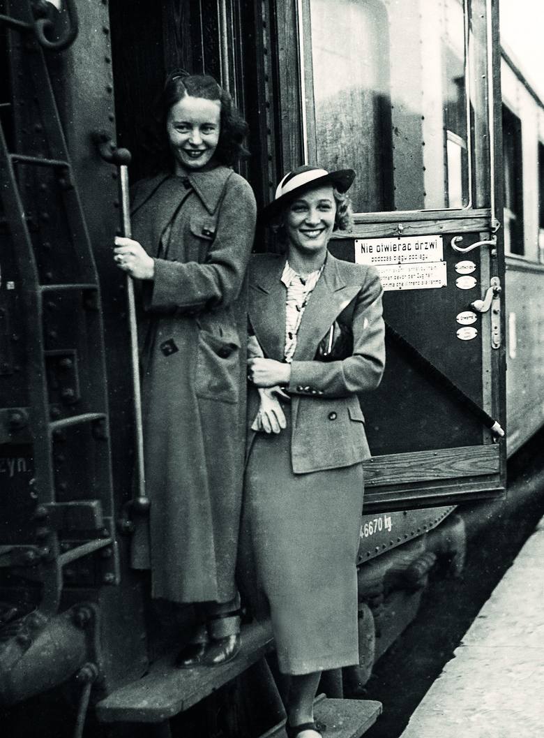 Tancerki Olga Sławska i Ziuta Buczyńska na stopniach pociągu przed wyjazdem na olimpiadę taneczną w Berlinie, 1936 rok