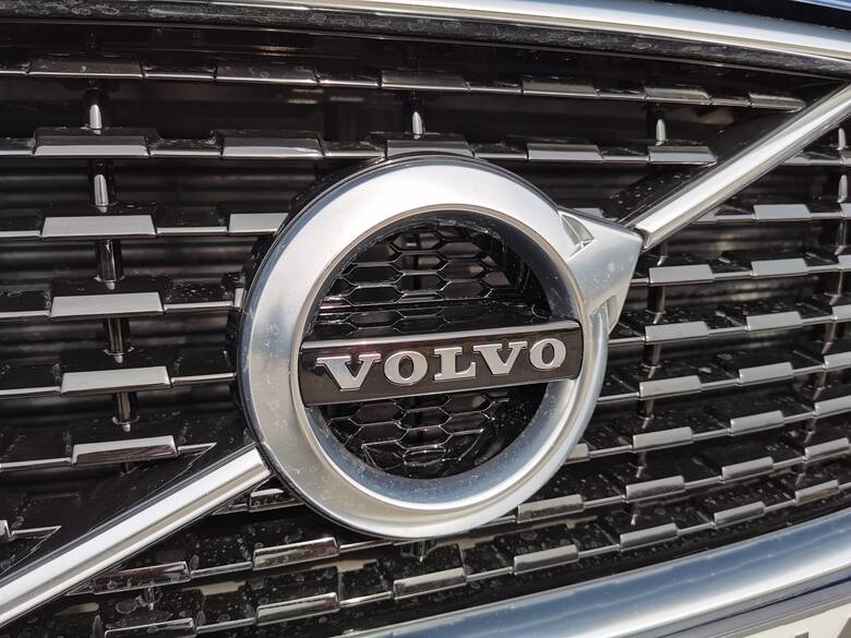 Dziś udział hybrydowych modeli Volvo w Europie to 10% całej europejskiej sprzedaży marki. W 2025 Volvo zakłada, że sprzedaż elektrycznych odmian silnikowych